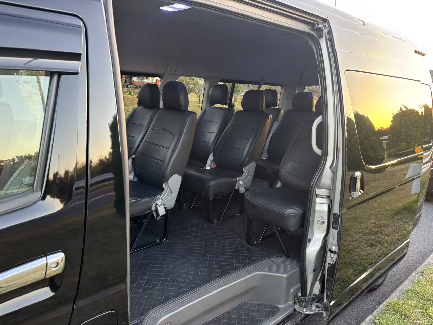 Toyota HiAce photo 1